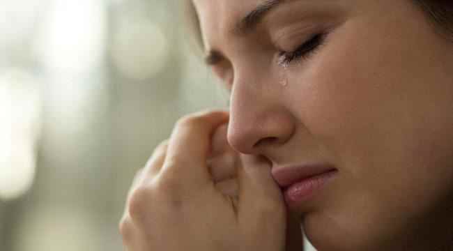 لماذا يكون الناس أكثر عرضة للبكاء عند الطيران؟