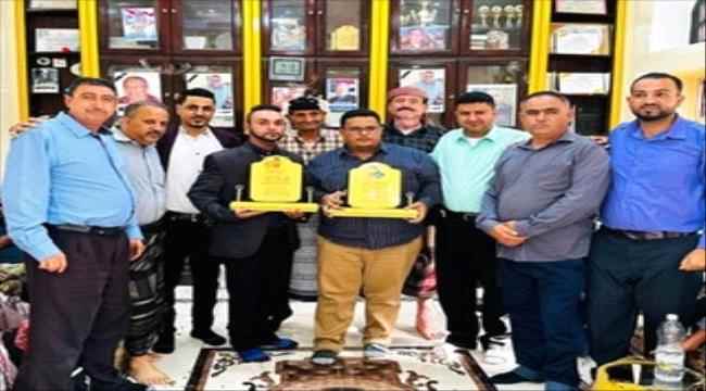 مدير عام الشعيب يكرم مؤسس ورئيس تحرير صحيفة صوت العاصمة بالعوابل