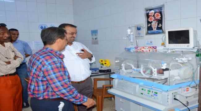 مدير التواهي يتفقد المجمع الصحي ويشيد بالخدمات الطبية لمركز الطوارئ التوليدية بالمديرية