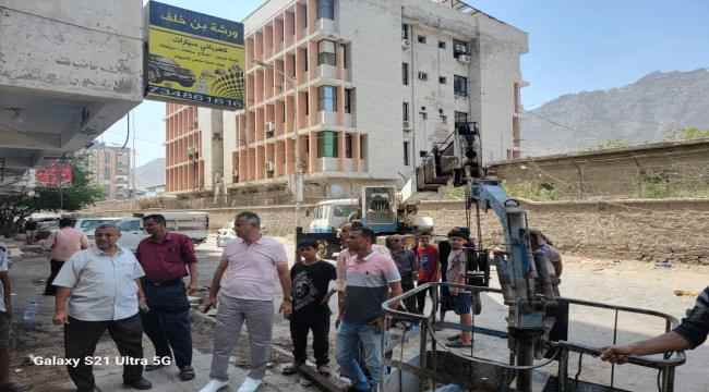 الجاوي يتفقد إزالة البلكونات المنهارة ويلتقي بن غوذل