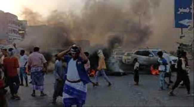 لحج : تظاهرات وقطع للطرقات احتجاجاً على تردي الخدمات