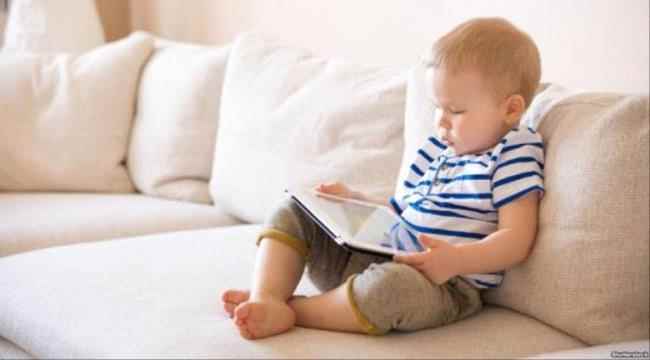 خطر إدمان الاطفال على الشاشات .. يستمر للعمر بكامله