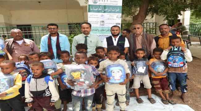 بحضور الدكتور المحوري..مؤسسة " شباب أبين" تدشن توزيع الحقيبة المدرسية للطلاب مجمع الفتح بالمسيمير في خنفر