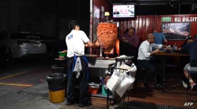 مطعم داخل ورشة تصليح سيارات.. يجتذب السياح !