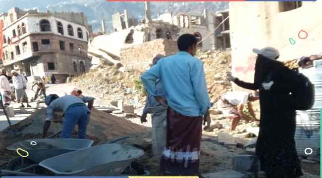 "صباح فرحان" .. ناشطة تقوم بمهام «عاقل حارة» بتعز!