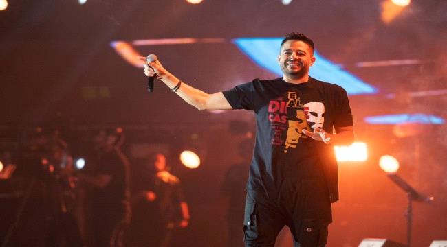 موقف انساني ..محمد حماقي يدعم طفلة مصابة بمتلازمة داون في حفل جدة