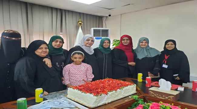العمري يكرم مدير محطة الخطوط الجوية اليمنية بمطار عدن الدولي 