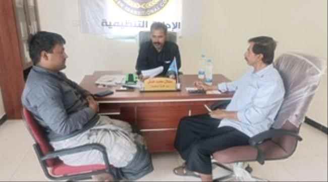 مدير الإدارة التنظيمية بانتقالي  شبوة يلتقي رئيس القيادة المحلية بمديرية عتق