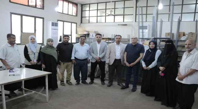 الوكيل الشوذبي يدشن عملية تصحيح دفاتر إجابات اختبارات شهادة الثانوية العامة في الكنترول المركزي بعدن 