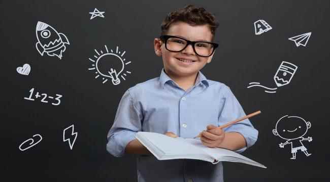 علامات تكتشفين بها طفلك الذكي.. من 4 أشهر حتى 8 سنوات