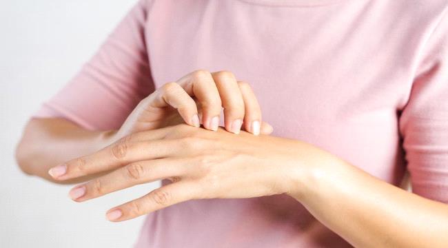 أسباب الحكة في الجسم متنوعة.. وبعضها خطير يتطلب العلاج السريع