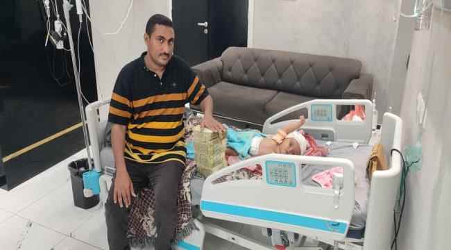 بعد نجاح العملية الجراحية لها..فاعلي خير يقدموا ( 5 ) مليون ريال يمني لأسرة الطفلة ” هدى عوض “