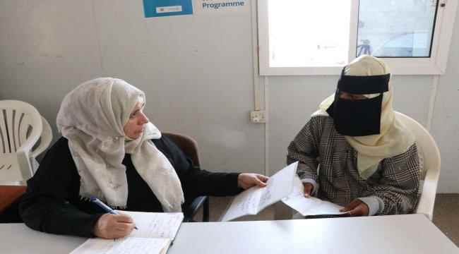 اللجنة الوطنية للتحقيق تلتقي برئيس الوحدة التنفيذية لمخيمات النازحين في الجمهورية وتزور مخيم عمار بن ياسر بمديرية دار سعد