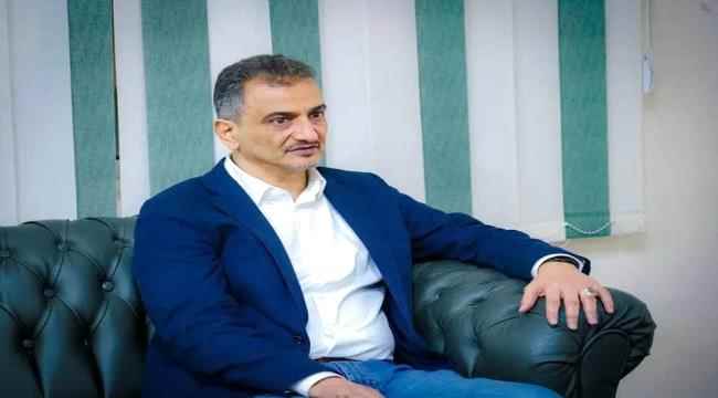 الزهري يؤيد قرار لملس بمنع توريد إيرادات عدن للمركزي