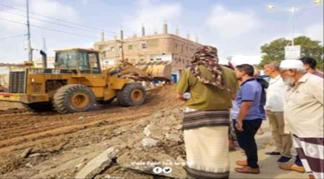"معاوية" يدشن مشروع الرصف الحجري لتقاطع الممدارة بعد المنار مول