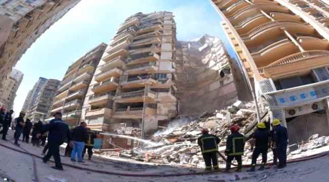 انهيار كارثي لعقار بالإسكندرية.. وعدد من السكان تحت الأنقاض