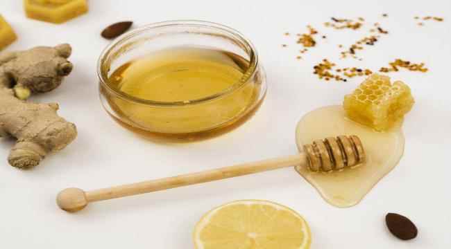 طرق طبيعية لاستخدام العسل للحصول على بشرة متوهجة