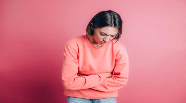 أعراض انسداد الأمعاء.. تعرّفي إليها وخذيها على محمل الجد