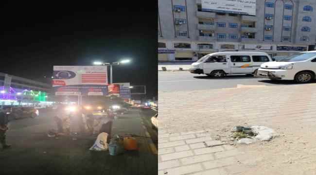 عناصر تخريبية تقوم بسرقة لوحة إرشادية من خط التسعين في المنصورة بعدن 