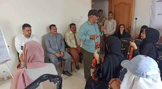 مدير عام المنصورة يشيد بدور مؤسسة عدن للفنون على تأسيس أول فرقة موسيقية نسائية في البلد