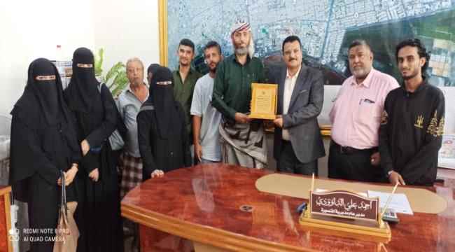 "الداؤودي" يتسلم درع شكر وتقدير من إدارة مكتب بريد المنصورة