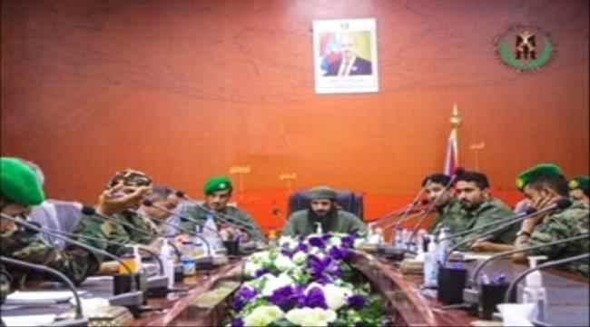 العميد الوالي يترأس اجتماعاً بقادة الأحزمة الأمنية في مقر القيادة العامة بالعاصمة عدن