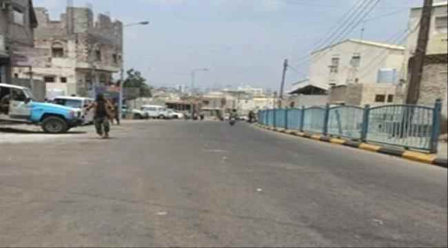 فيما تتواصل اعمال ازالة العوائق والعشوائيات.. محلي التواهي يدشن حملة لرفع السيارات "المتهالكة" من شوارع المديرية