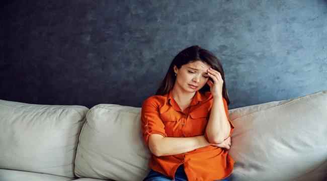 أعراض قصور الغدة الدرقية النفسية.. خذيها على محمل الجد