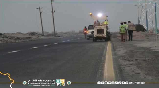 بتمويل صندوق صيانة الطرق.. الفرق الفنية تبدأ أعمال الطلاء لخط العلم دوفس في أبين
