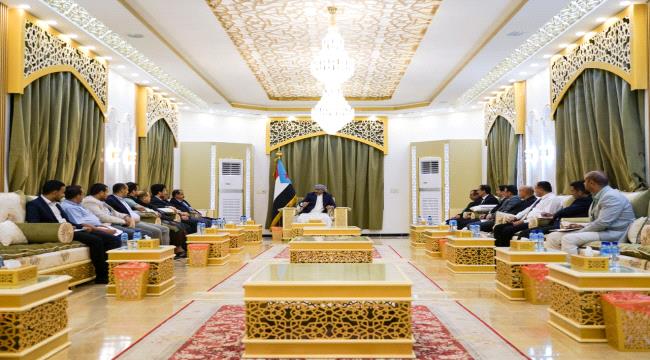 الرئيس الزُبيدي يلتقي باللجنة الخاصة بالإعداد لهيكلة المجلس الانتقالي الجنوبي
