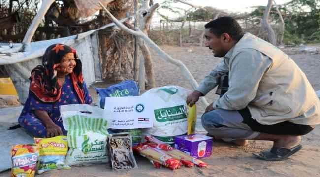 بتمويل من جمعية " النجاة " الكويتية..مؤسسة " ينابيع الخير " الخيرية توزع ( 100 ) سلة غذائية لأهالي منطقة النشيرة بأبين