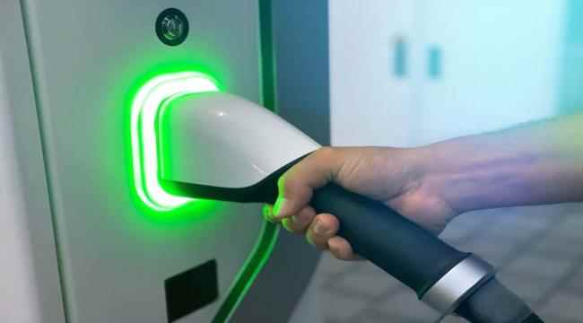السيارات الكهربائية والمسافات المقطوعة.. معضلة الشحنة الواحدة