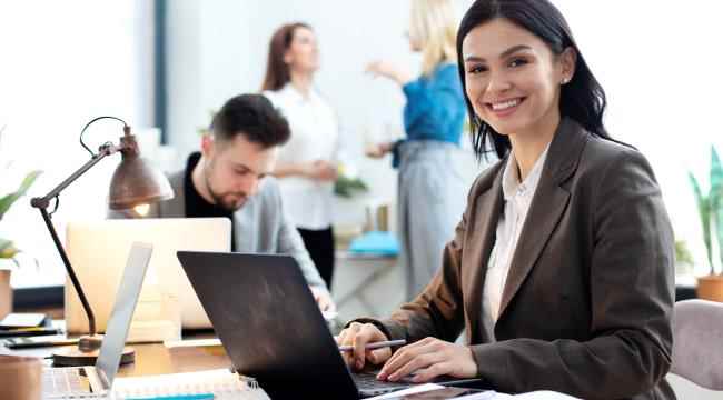 كيف تستقبلين النقد البناء أثناء تقييم عملك؟