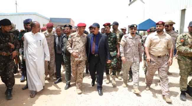 محافظ حضرموت يتفقّد ميناء منفذ الوديعة البري ويرأس اجتماعًا بالمعنيين بحضور الأشقاء 