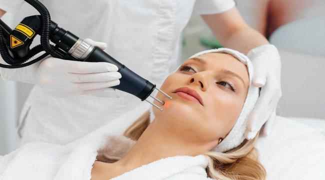 دمج العلاجات التجميلية لنحت الوجه وشد البشرة