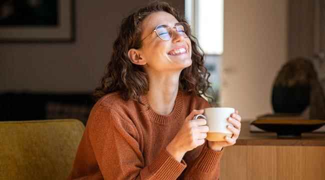 لماذا عليكِ شرب الماء قبل القهوة في الصباح؟