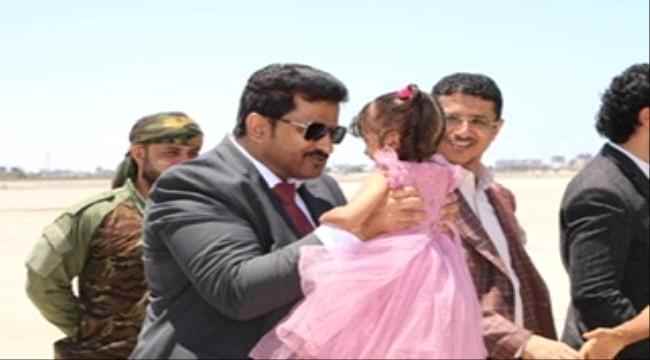 نائب وزير النقل يستقبل العالقين من السودان بمطار عدن الدولي