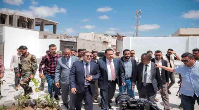 بتنفيذ شركة بوابة الخليج الذهبية..رئيس الوزراء يفتتح المركز الوطني للطب الشرعي في عدن