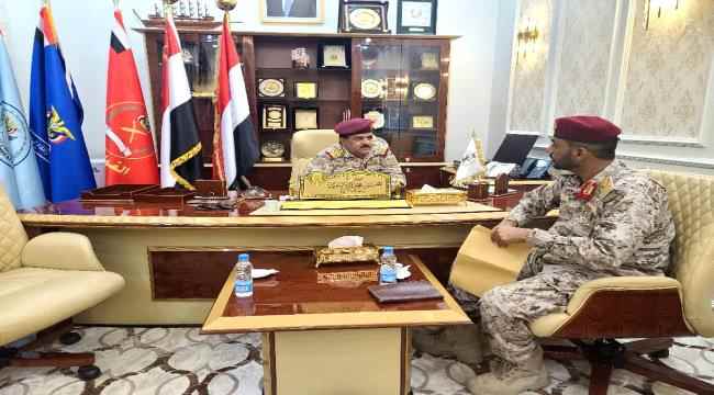 وزير الدفاع يطّلع من اللواء مرصع على جاهزية القوات بمحور الغيضة