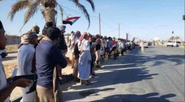 يحدث الآن‬⁩ : ابناء حضرموت يتجمعون بالقرب من مطار الريان لاستقبال قيادة المجلس الانتقالي
