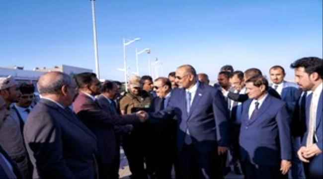 الرئيس القائد عيدروس الزُبيدي يصل مدينة المكلا بحضرموت وسط استقبال كبير