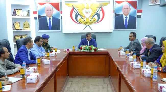 اللجنة الوطنية للتحقيق تناقش مع محافظ شبوة وضع حقوق الإنسان في المحافظة 