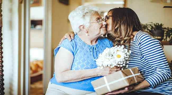 مسنة تفوز بـ120 ألف دولار بسبب مزحة عيد الميلاد