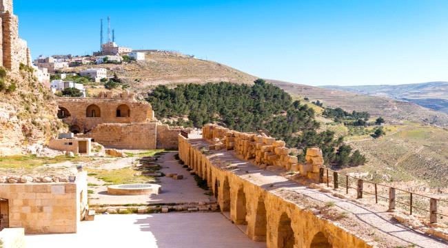 جولة على أشهر القلاع الجذابة عند السياحة في الأردن