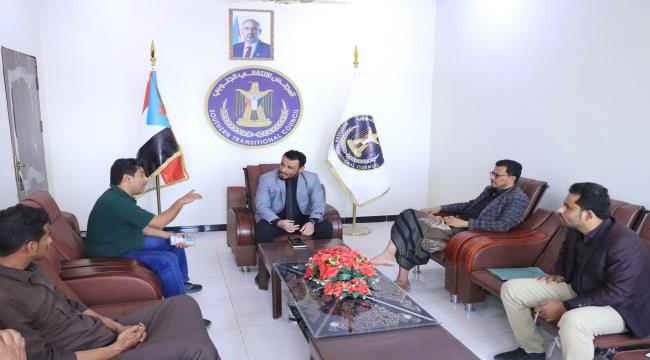 رئيس الهيئة التنفيذية لانتقالي شبوة يلتقي بمدير مكتب هيئة الهلال الأحمر الإماراتي بالمحافظة