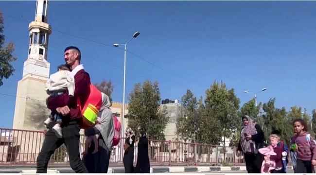 طابور "على مرمى البصر".. نزوح الآلاف من شمال غزة إلى الجنوب