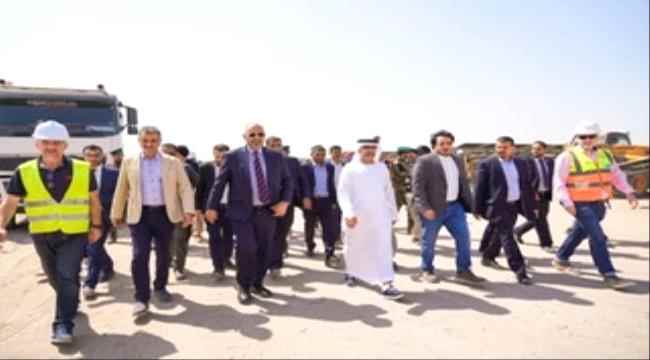 الرئيس الزُبيدي يطّلع بمعية السفير الإماراتي على مستوى الإنجاز بمحطة الطاقة الشمسية
