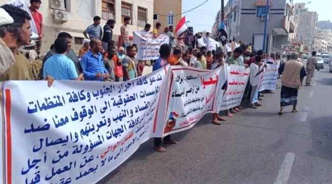 بحضور قيادة اللواء.. منتسبو الجمعية السكنية للواء 31 مدرع بعدن يواصلون وقفاتهم الاحتجاجية تنديداً بالاعتداء على مخططاتهم ويهددون بالتصعيد 