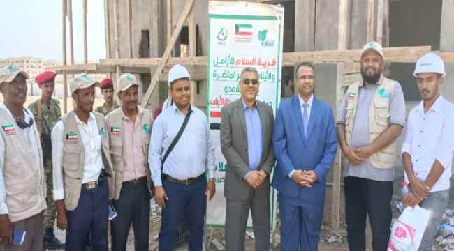 الزعوري ومعاون يطلعان على سير العمل في مشروع مدينة السلام السكنية بعدن