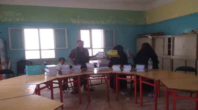 انتقالي المسيمير  يقدم عددا من الكتب والملازم لعدد من مدارس المديرية